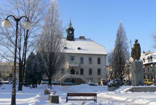 Ratusz oraz pomnik papieża Jana Pawła II. Na zdjęciu widoczne są też 2 dęby piramidalne - pomniki przyrody, foto Beata Gida