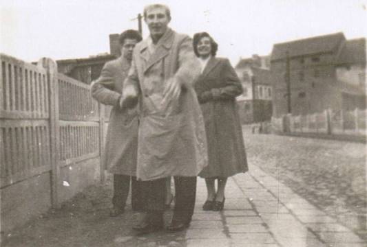 Przy targowisku miejskim, w tle nieistniejący budynek, zdj. przekazał Rafał Korotkiewicz