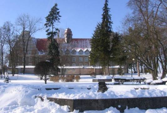 W budynku przy ul. Królewieckiej 60A, ma swoją siedzibę Urząd Miasta, Urząd Gminy oraz Starostwo Powiatowe. Widok z tyłu. Foto Beata Gida