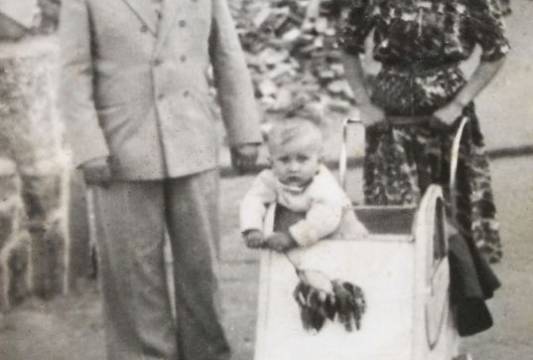 Przed ratuszem, później w tym miejscu wybudowano sklep 1001 Drobiazgów, obecnie jest tam sklep z ubraniami. Zdj. przekazał Pan Andrzej Alicki