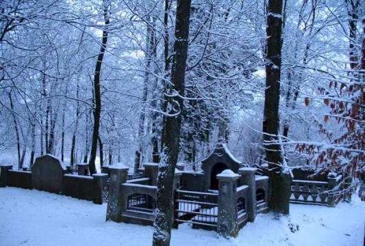 Teren po byłym cmentarzu, który istniał w latach 1853 - 1998. Foto Robert Wróbel