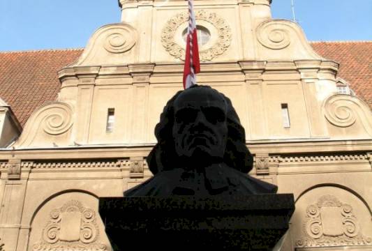 Pomnik Krzysztofa Celestyna Mrongowiusza. W tle siedziba Starostwa Powiatowego, Urzędu Gminy i Urzędu Miasta, foto Robert Wróbel