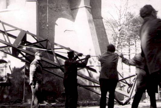 Mantowanie przekaźnika na Wieży Bismarka w 1966 r., zdj. przekazała Biblioteka Miejska w Mrągowie