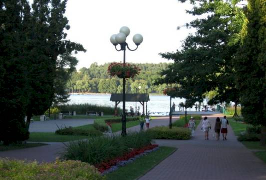 W tle molo i jezioro Czos, foto Beata Gida