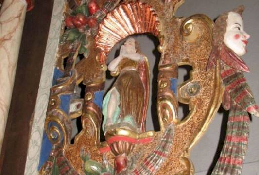 Boczne zdobienie ołtarza głównego.