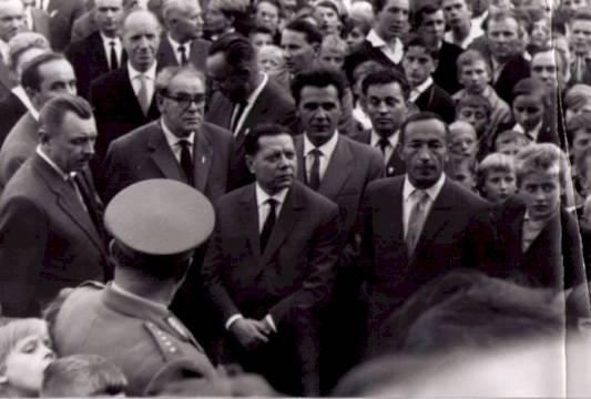 Goście zaproszeni na otwarcie obecnego CKiT w 1963 r., zdj. przekazała Biblioteka Miejska w Mrągowie