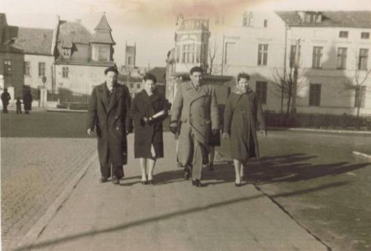 Przed Ratuszem, pocz. lat 60-tych, zdj. dostarczyła Pani Teresa Marczak-Sienkiewicz