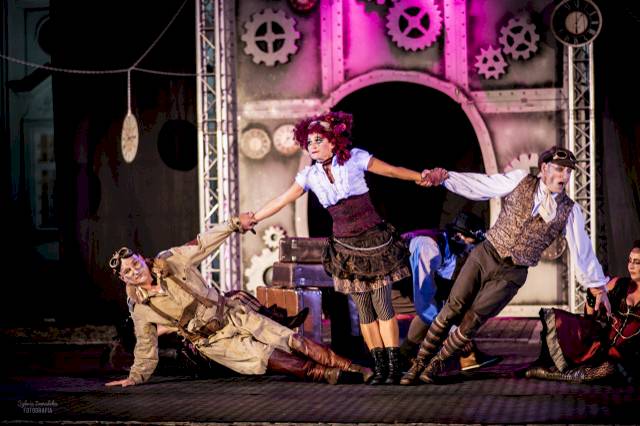 Teatr uliczny POZA CZASEM