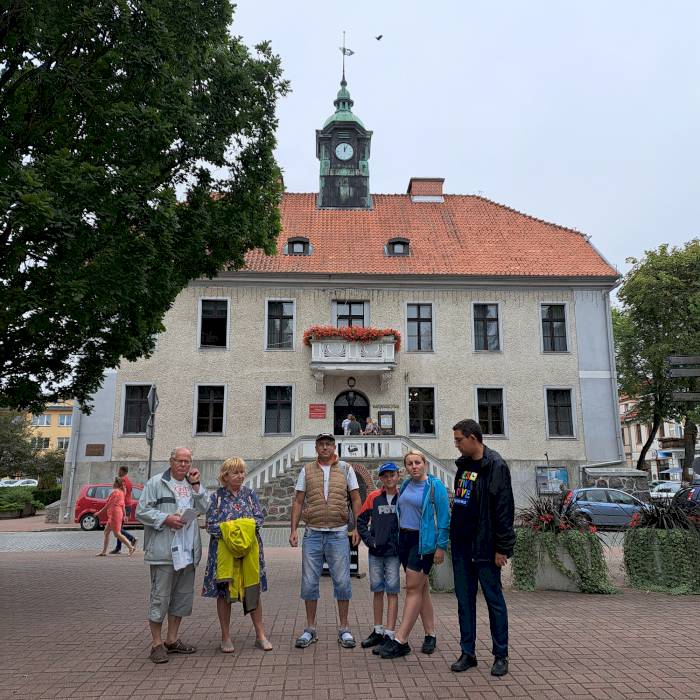 Spacerkiem w deszczu po Mrągowie. W zwiedzaniu wzięli udział najwytrwalsi