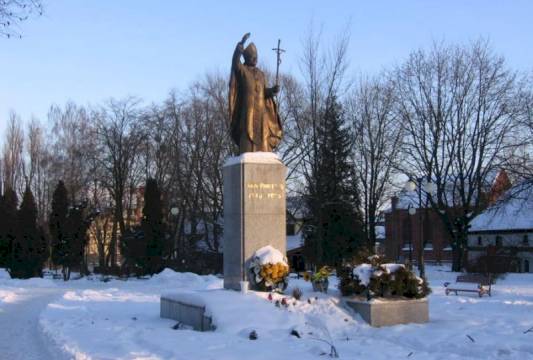 Pomnik papieża Jana Pawła II. W tle po prawej widoczna jest cerkiew prawosławna. Foto Beata Gida