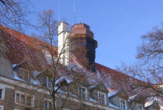 Wieżyczka na budynku, w którym mieści się Urząd Miasta, Urząd Gminy oraz Starostwo Powiatowe. Foto Beata Gida