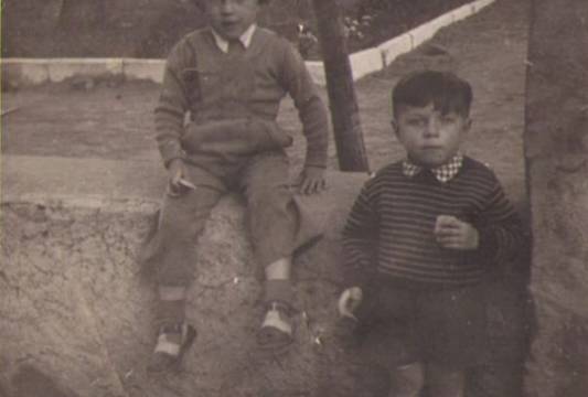 Obecny plac Jana Pawłą II przed Ratuszem, widok z ul. Kościelnej, teren już zagospodarowany po zniszczeniach wojennych, zdj. dostarczył Arkadiusz Figura