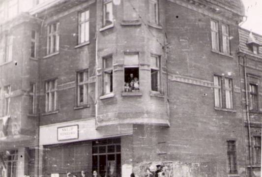 Dom przy ul. Królewieckiej i ul. Bohaterów Warszawy, ok. 1955 r., zdj. przekazała Irena Siwek