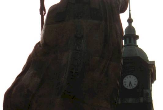 Pomnik papieża Jana Pawła II. W tle ratusz, foto Robert Wróbel