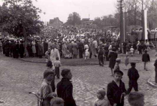 Obecny Plac Piłsudskiego - 1 maja1961, zdj. przekazala Biblioteka Miejska w Mrągowie