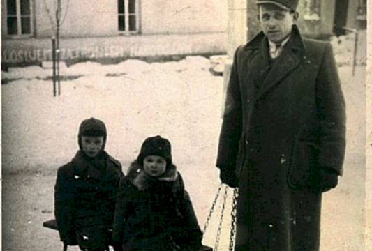 Naprzeciwko ratusza. W tle spalony kościół ewangelicki, ok. 1948-49 r. Zdjęcie przekazał Pan Stanisław Ruszczyk.