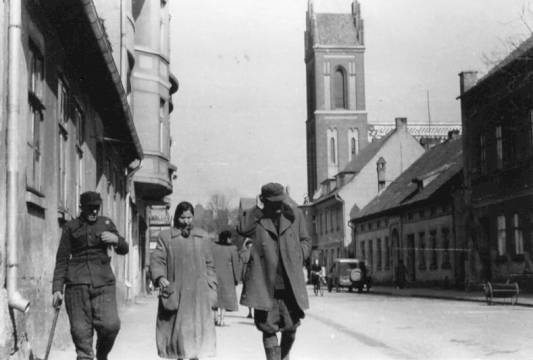 ul. Królewiecka, po lewej nie istniejacy już niski budynek, zdj. dostarczył Przemysław Chmielewski