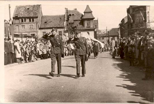 Przed Ratuszem, zdj. przekazała Biblioteka Miejska w Mrągowie
