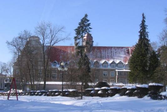 W budynku przy ul. Królewieckiej 60A, ma swoją siedzibę Urząd Miasta, Urząd Gminy oraz Starostwo Powiatowe. Widok z tyłu. Foto Beata Gida