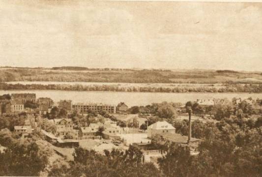 Panorama Mrągowa z &quot;Panoramy północy&quot; z roku 1962. Uwagę zwraca budowa dużego bloku mieszkaniowego przy ul. Warszawskiej, dostarczył Sławomir Stefaniak