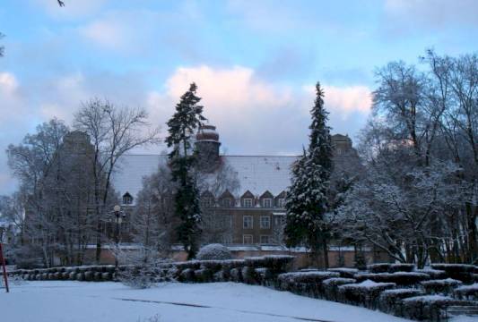 Budynek Urzędu Miejskiego, Urzędu Gminy i Starostwa Powiatowego. Widok z tyłu, foto Robert Wróbel