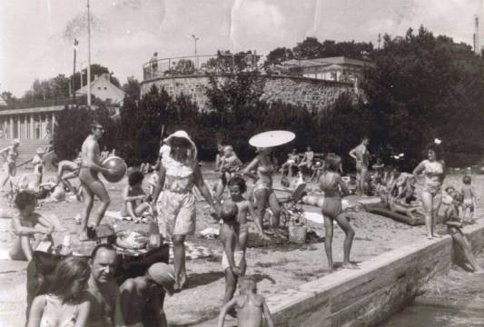 &quot;Jedna z najlepszych plaż&quot;. Plaża miejska, 5. X.1972 r., zdj. dostarczyła Biblioteka Miejska w Mrągowie