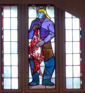 Oryginalny witraż z datą 1442, nawiązujący do obowiązku płacenia daniny za korzystanie z j. Czos. Znajduje się w Powiatowej Komendzie Policji w Mrągowie.